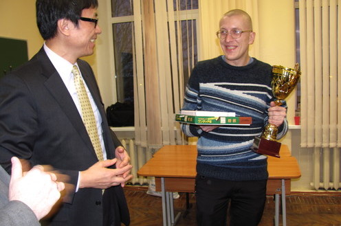 第二回総領事杯将棋大会で優勝者を談話する総領事